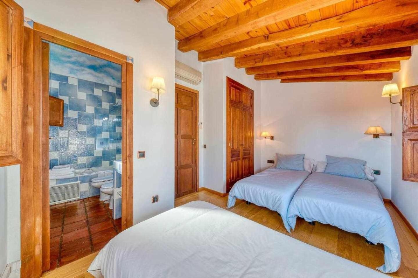 Cuesta Del Reloj Guest House Piedralaves Bagian luar foto