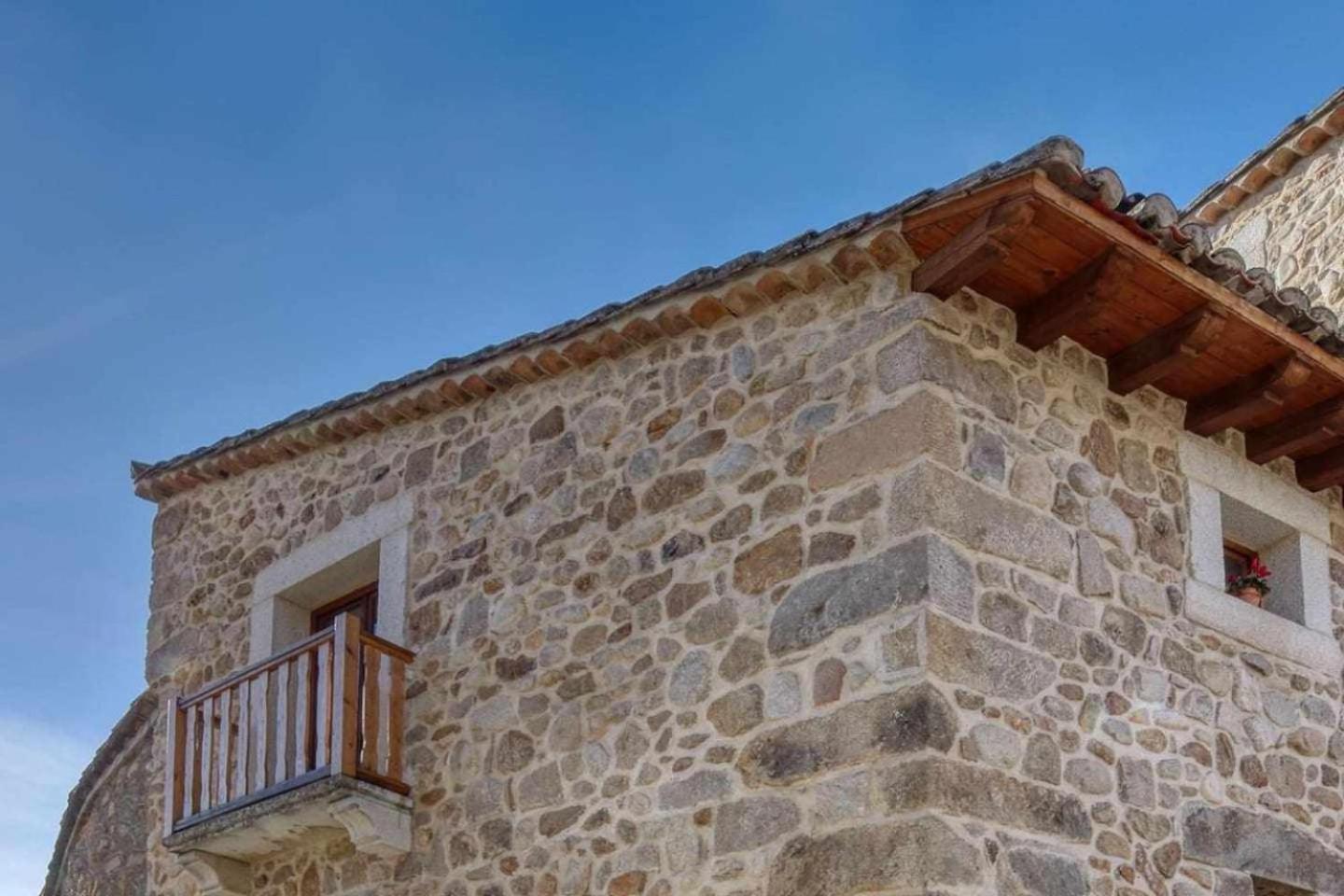 Cuesta Del Reloj Guest House Piedralaves Bagian luar foto